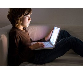 Có Nên Cho Con Trẻ Tiếp Xúc Mạng Xã Hội Sớm?